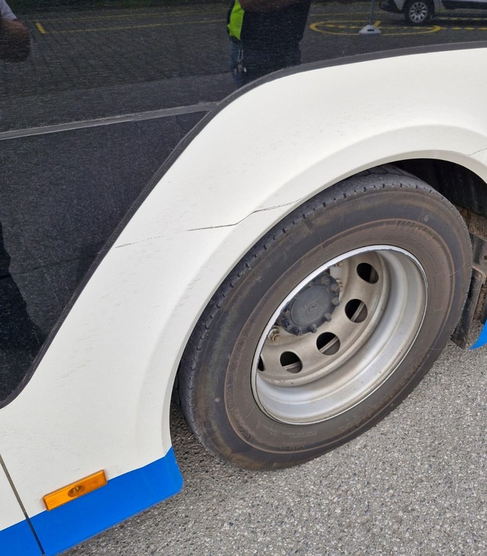 Beschädigter Linienbus nach Unfallflucht - Foto: Polizei Hameln