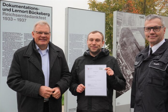 v.l.n.r. Dirk Adomat (Landrat), Jan Waitzmann (Geschäftsführer Dokumentations- und Lernort Bückeberg) und Matthias Kinzel (Leiter Polizeiinspektion Hameln-Pyrmont/Holzminden)