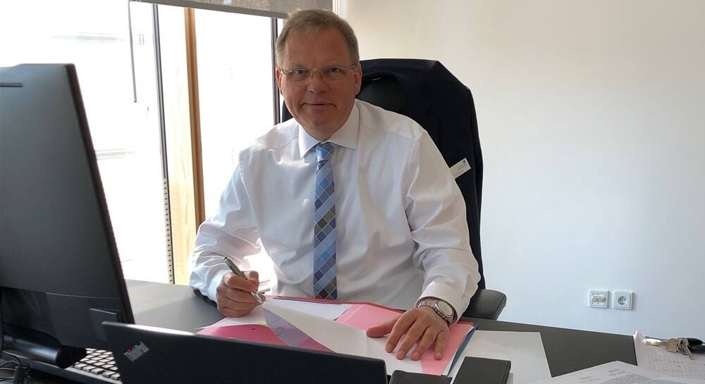 Kein Grundgesetz auf dem Tisch: Landrat Dirk Adomat