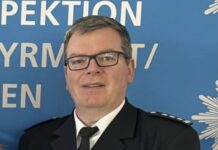 Das offizielle Foto von Manfred Hellmich zeigt den Typus des besonnenen, erfahrenen Kriminalisten. Ein Mann, der die ZKD mit fester Hand führte. Doch die im Bild suggerierte Sorgfalt findet in der gegenständlichen Ermittlungsakte keine Entsprechung. Hier weicht die visuelle Souveränität den harten Fakten eines Gutachtens, das das unter seiner Verantwortung erfolgte Vorgehen als verfassungswidrig einstuft.