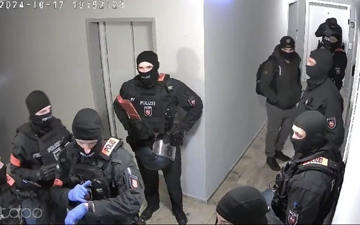 Beamte der Bereitschaftspolizei während einer verfassungswidrigen Durchsuchung