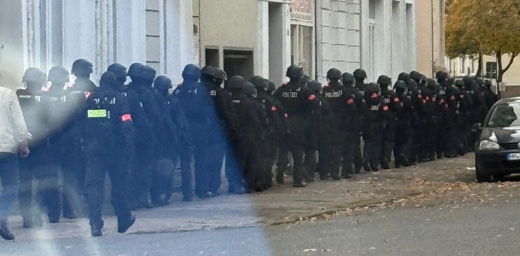 Beamte der Bereitschaftspolizei auf dem Weg zu einer verfassungswidrigen Durchsuchung