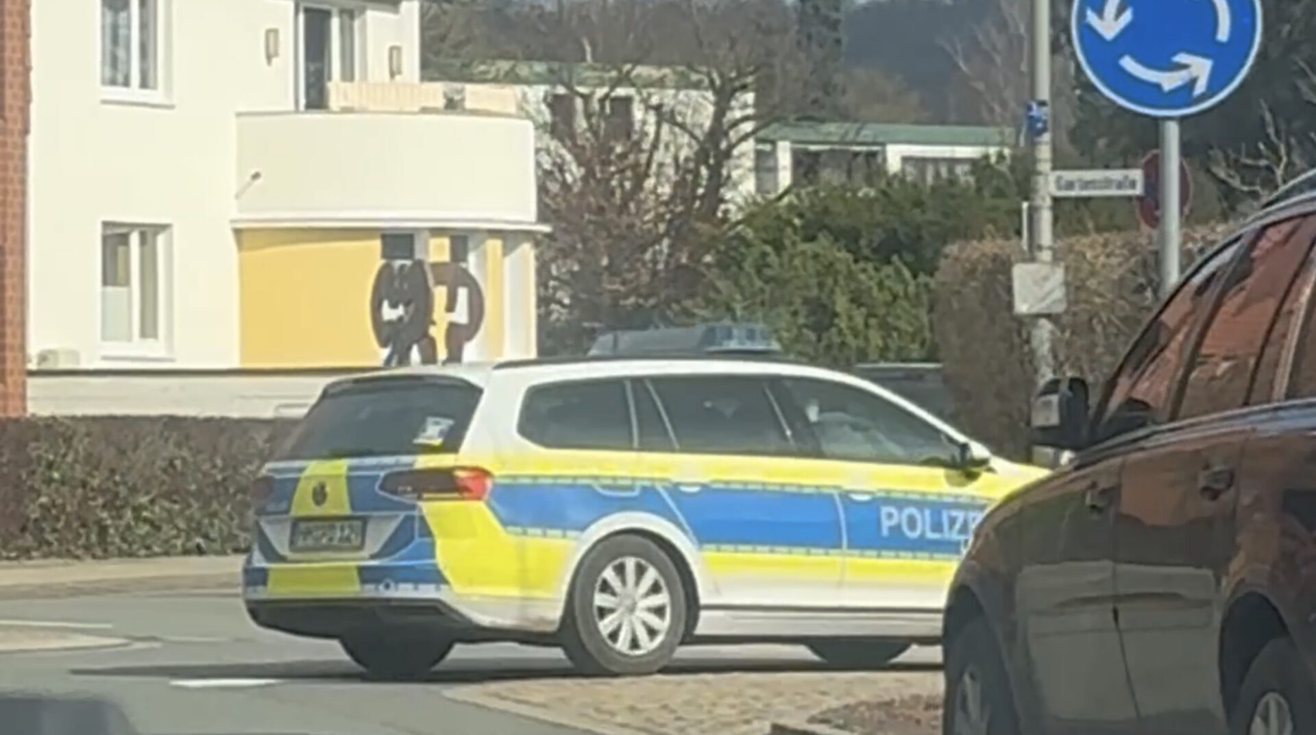 Streifenwagen der PI Hameln auf dem Weg zum Privathaus des Anzeigeerstatters und Zeugen