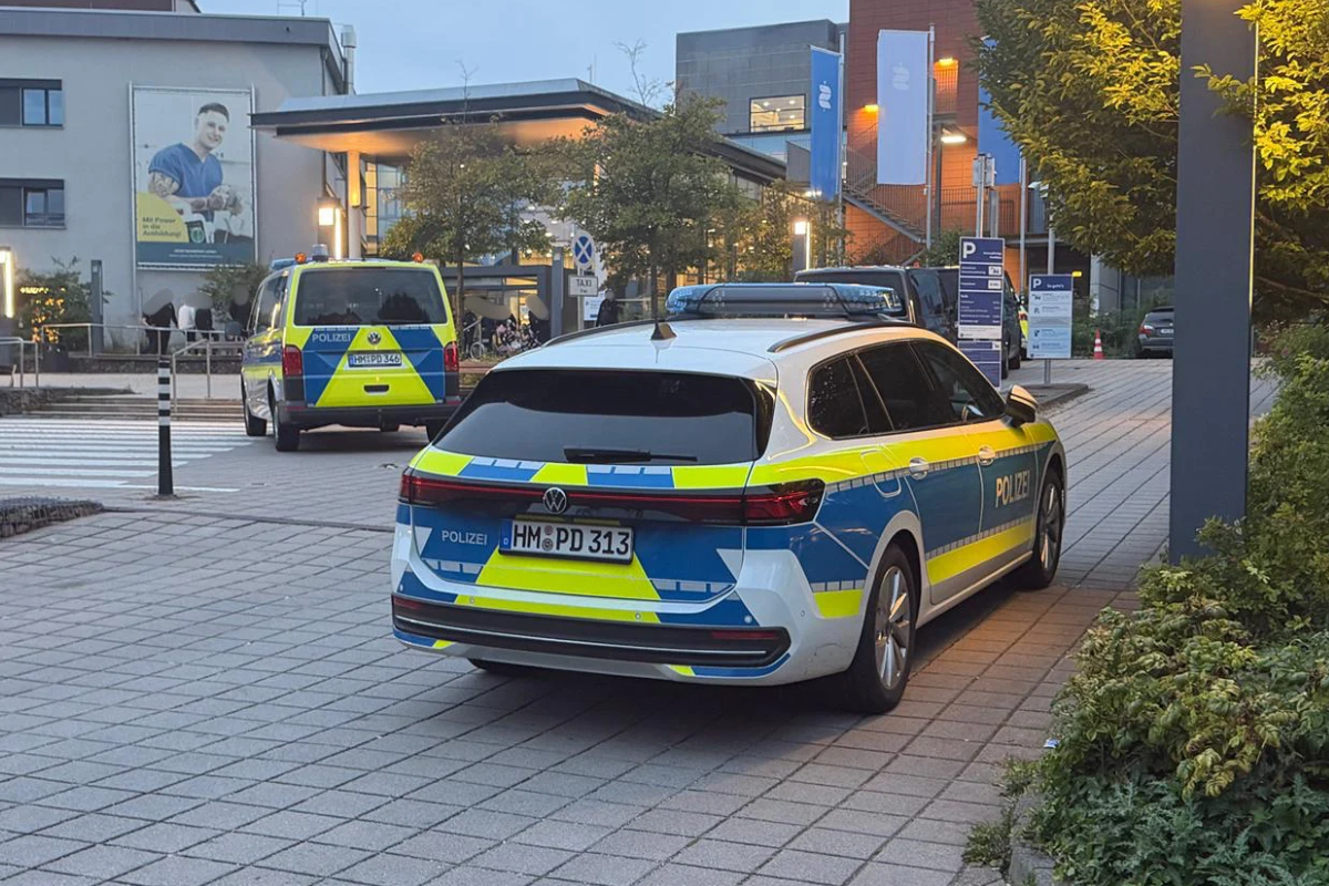Gewaltdelikt in Weibeck - Beamte sichern den Zugang zum Sana-Klinikum