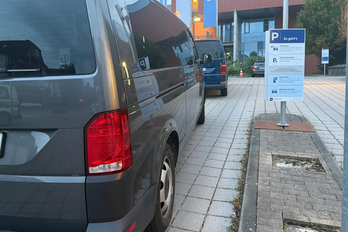 Gewaltdelikt in Weibeck - Beamte sichern den Zugang zum Sana-Klinikum