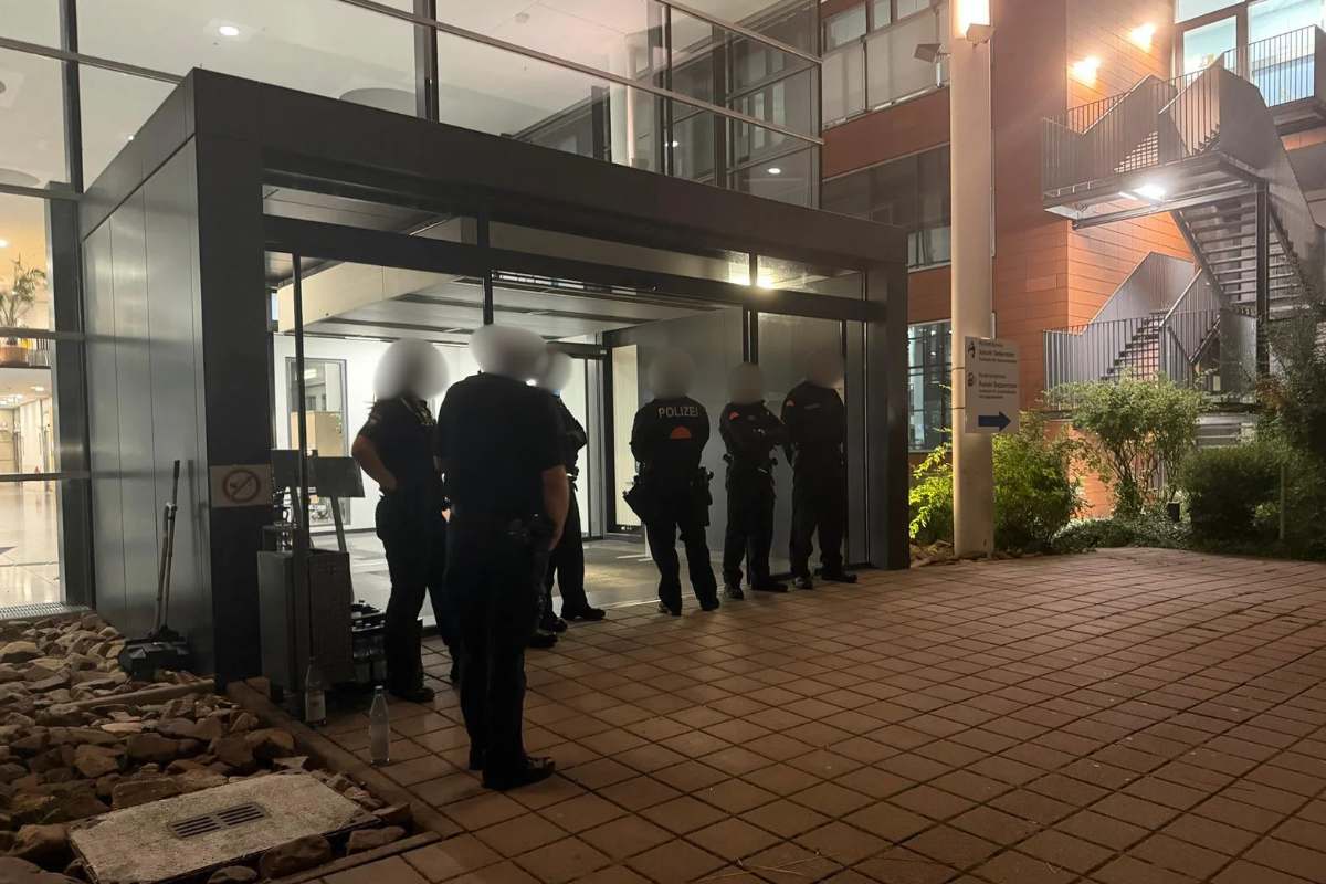 Gewaltdelikt in Weibeck - Beamte sichern den Zugang zum Sana-Klinikum