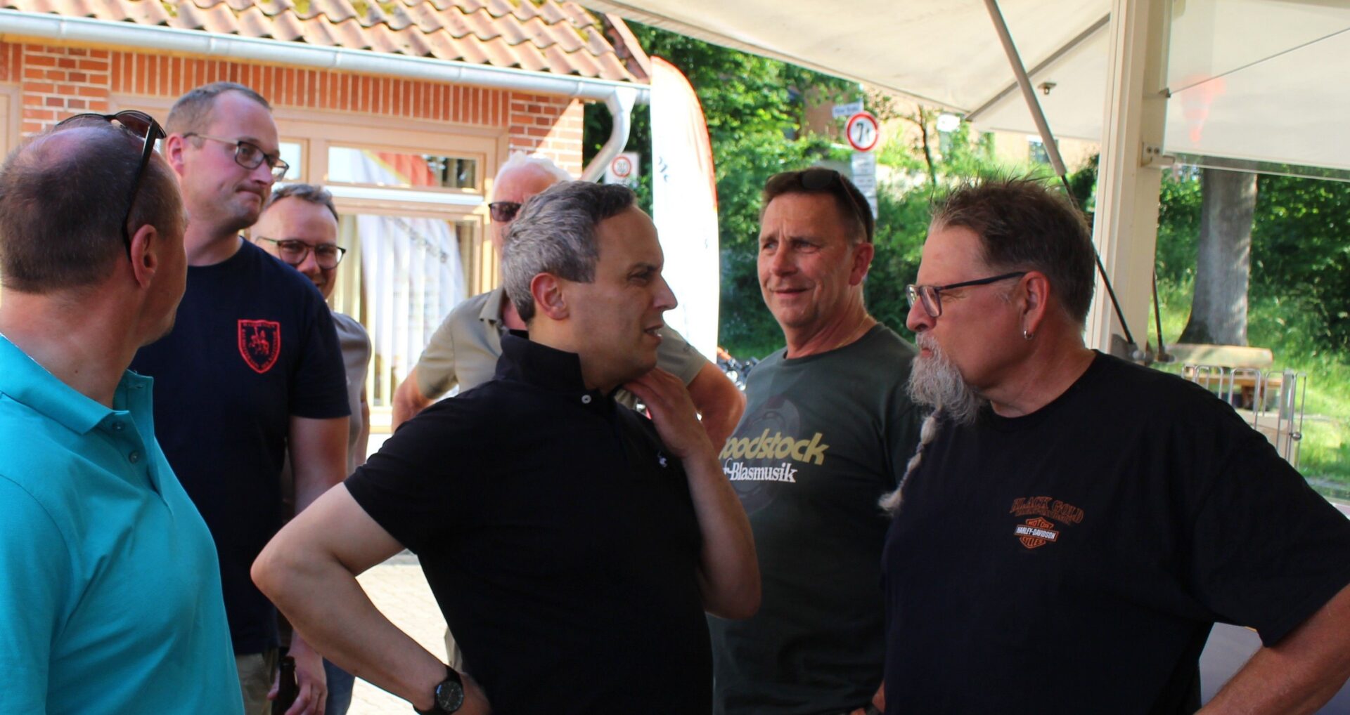 Männer im Gespräch bei der Bürgermeistersprechstunde in Haddessen