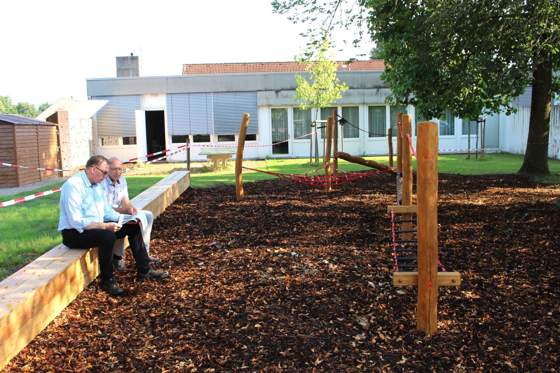 Neu gestalteter Schulhof der Grundschule Sonnental in Heßlingen mit Spielgeräten