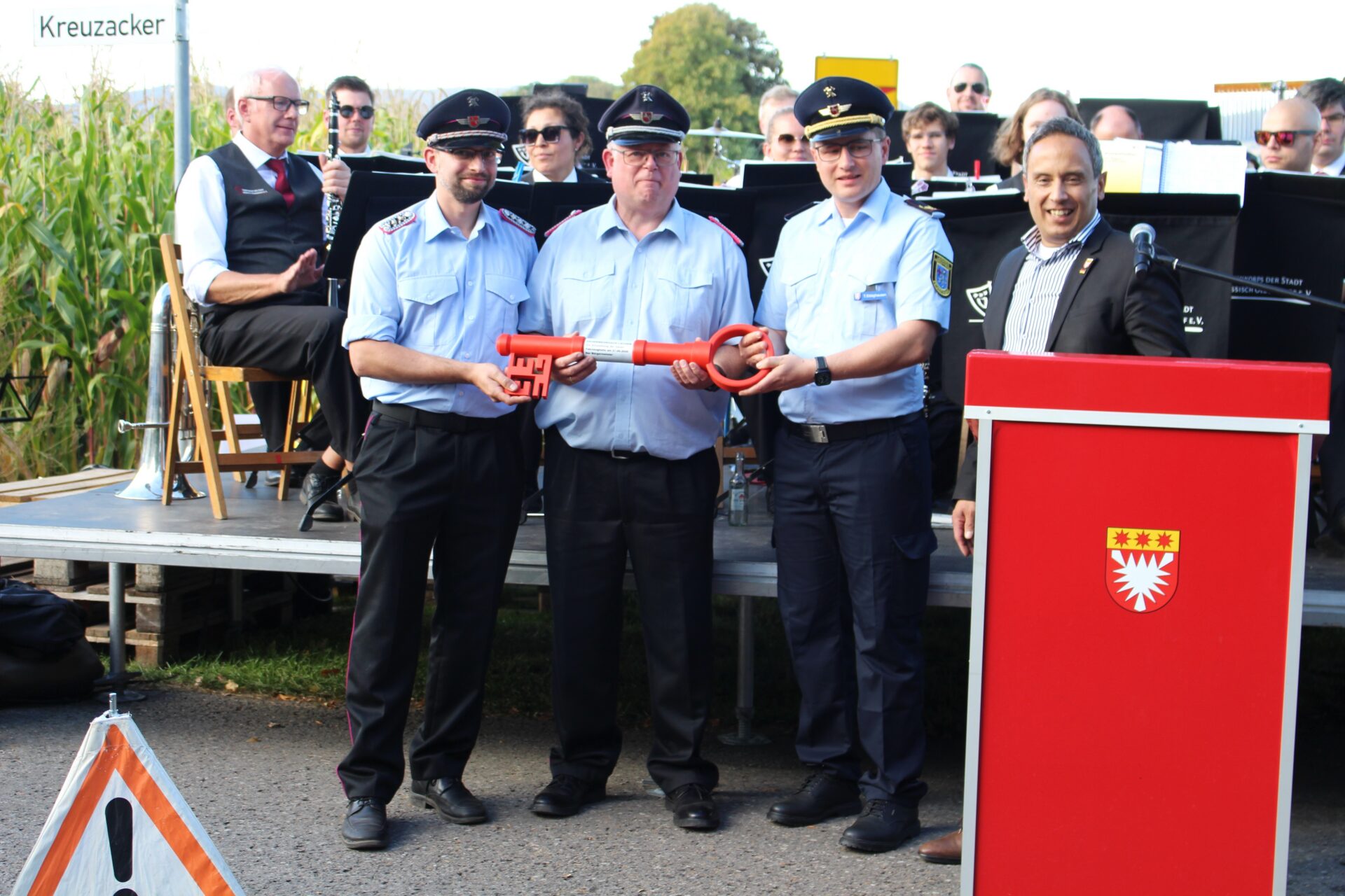 Symbolische Schlüsselübergabe an die Ortsfeuerwehr Lachem