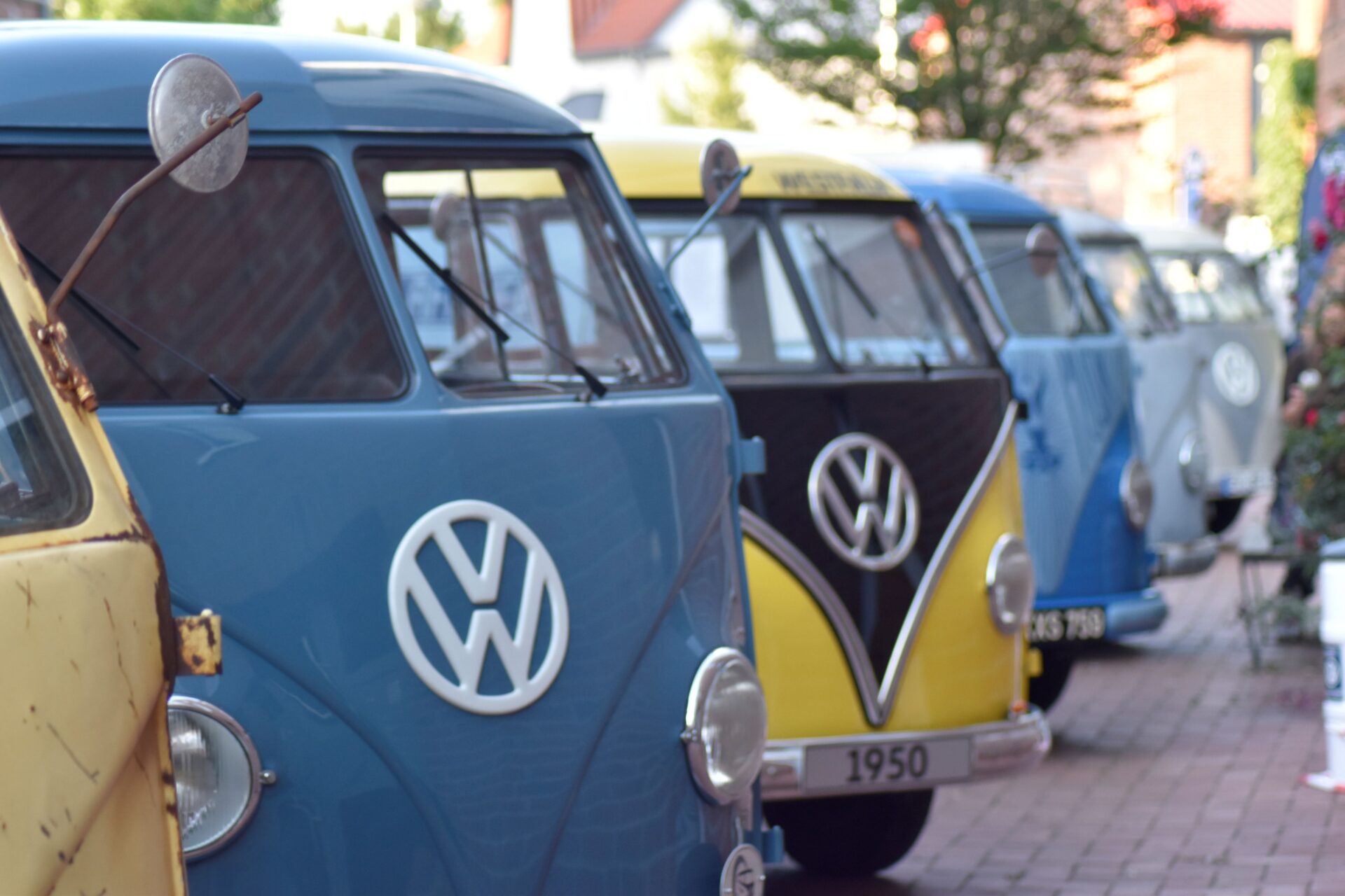Historische VW-Busse in der Langen Straße beim VW-Veteranentreffen in Hessisch Oldendorf